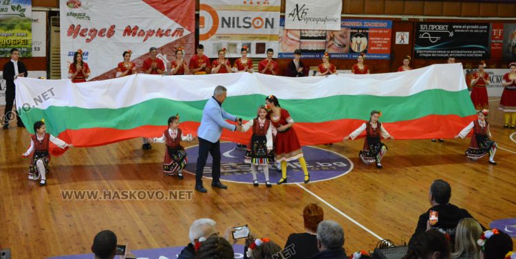 Над 1500 изпълнители танцуват във фестивала "Хайдушка софра" в Хасково
