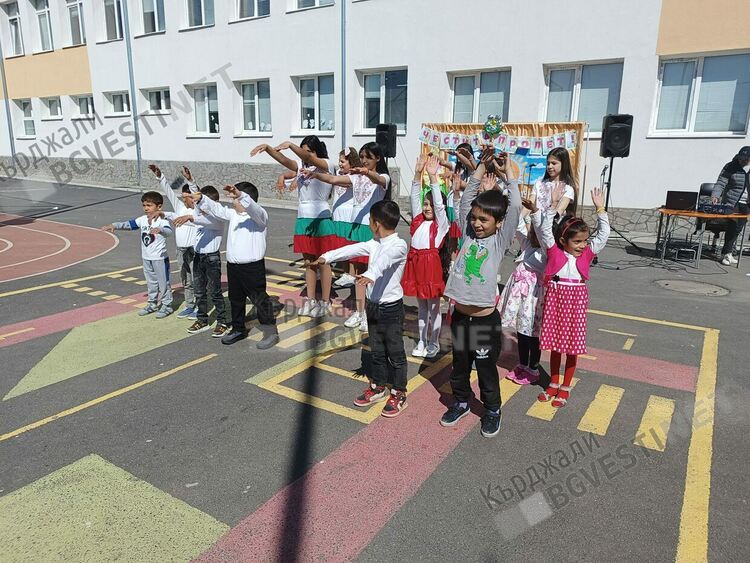   Лазарки приветстваха Пролетта в ОУ”П.Яворов” в Кърджали