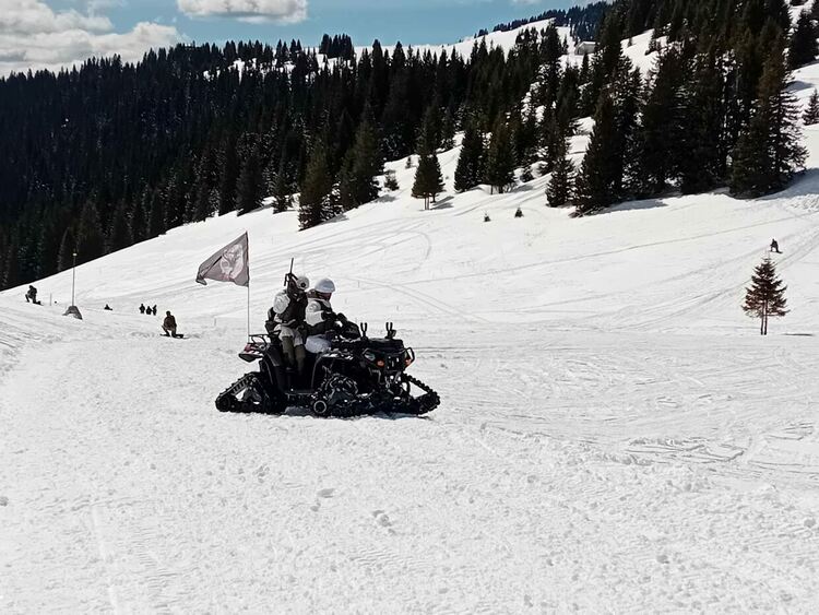 Военослужещи от България, Хърватия и Австрия направиха зрелищни демонстрации на връх Перелик