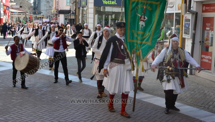 Над 1500 изпълнители танцуват във фестивала "Хайдушка софра" в Хасково