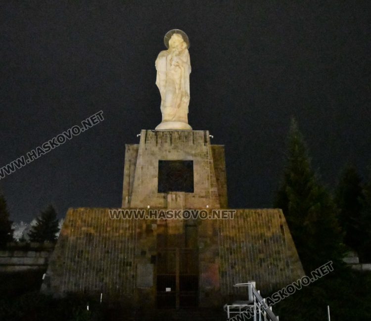 Изгасиха светлините на монумента Богородица и Камбанарията в парк Ямача в Часът на Земята