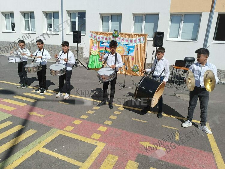   Лазарки приветстваха Пролетта в ОУ”П.Яворов” в Кърджали