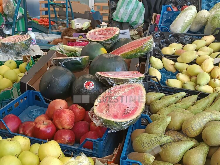 Дини от далечен Иран се появиха на Пазара на производителите в Кърджали,  купуват ги за бременни и болни