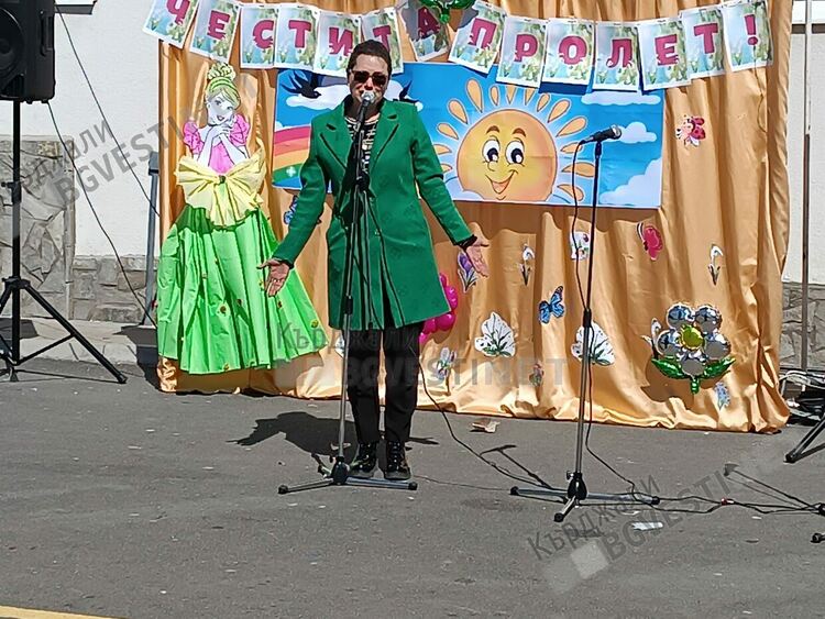   Лазарки приветстваха Пролетта в ОУ”П.Яворов” в Кърджали