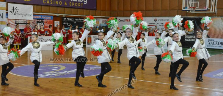 Над 1500 изпълнители танцуват във фестивала "Хайдушка софра" в Хасково