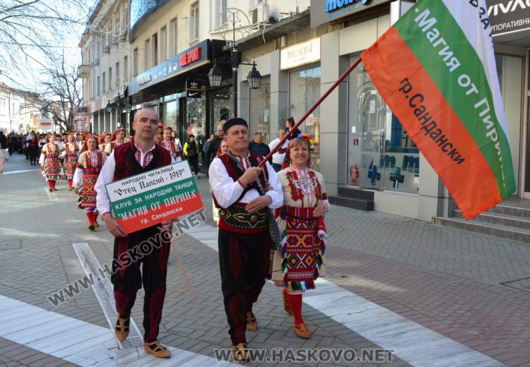 Над 1500 изпълнители танцуват във фестивала "Хайдушка софра" в Хасково