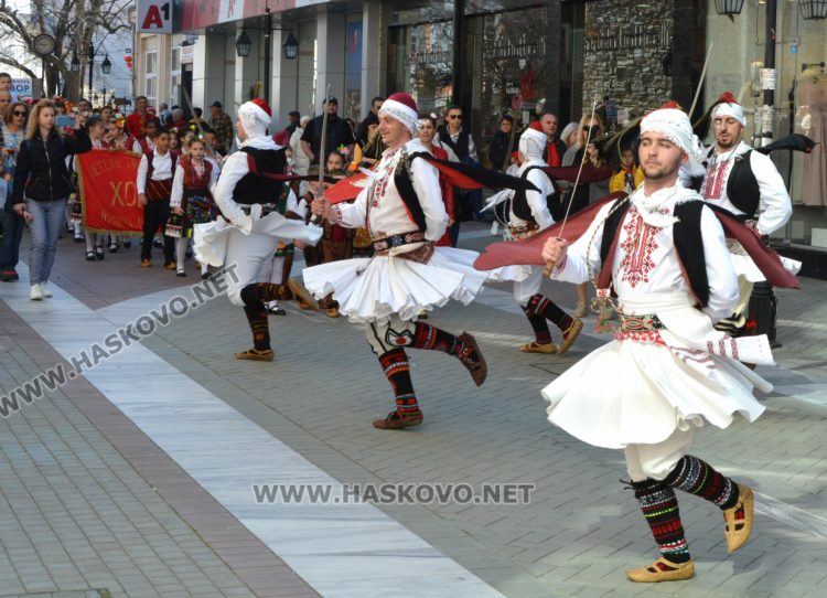 Над 1500 изпълнители танцуват във фестивала "Хайдушка софра" в Хасково