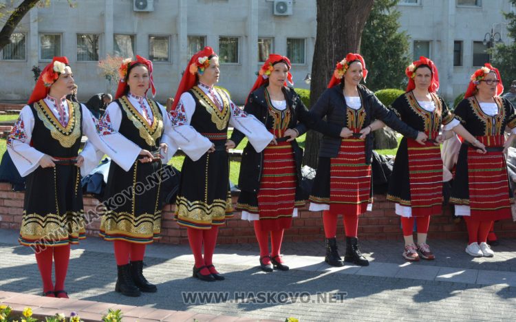 Над 1500 изпълнители танцуват във фестивала "Хайдушка софра" в Хасково