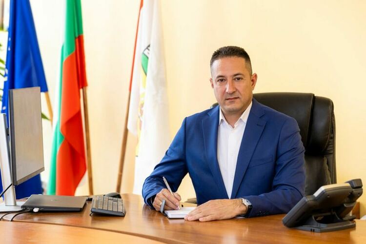 Изнесени приемни дни по селата организира кметът на Община Радомир Кирил Стоев