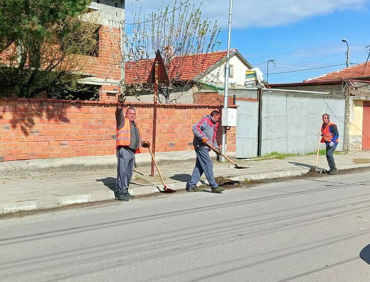 Започна традиционното пролетно почистване