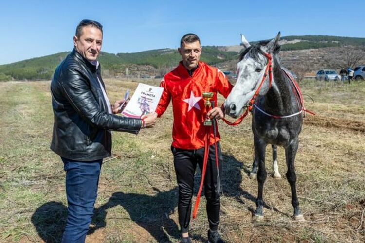 Стотици гости и жители на Радомир присъстваха на конни надбягвания (кушии) по случай Тодоровден