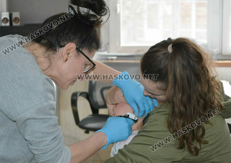 Сълзи и усмивки при пробиването на ушите на Благовещение в Хасково