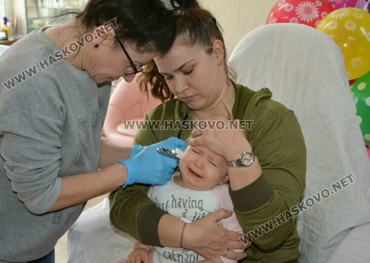 Сълзи и усмивки при пробиването на ушите на Благовещение в Хасково