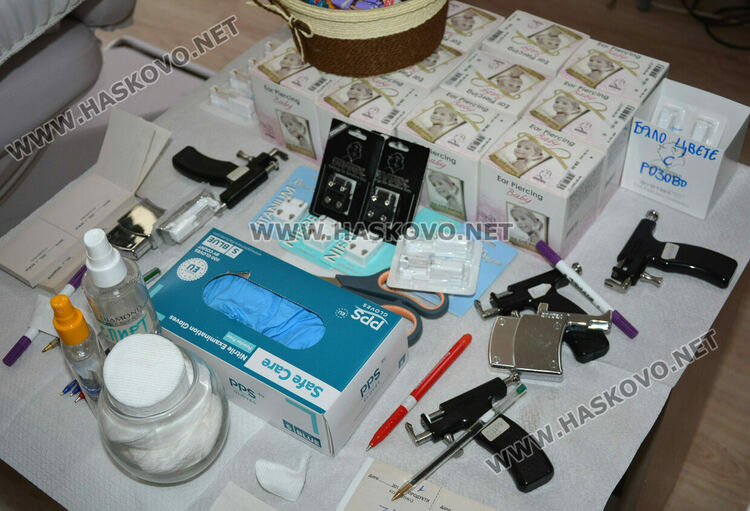 Сълзи и усмивки при пробиването на ушите на Благовещение в Хасково