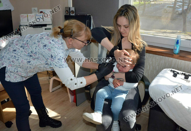 Сълзи и усмивки при пробиването на ушите на Благовещение в Хасково