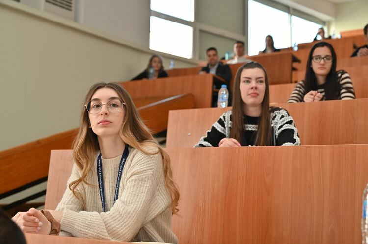 Ученички от Езиковата с отборно трето място в национално езиково състезание