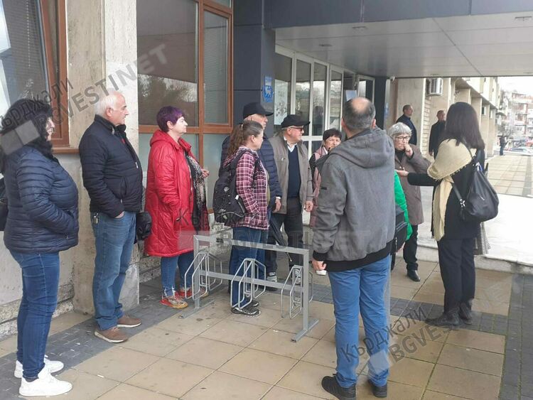 След недоволството, строежът пред блокове 51 и 52А във "Възрожденци" бе спрян със заповед на кмета