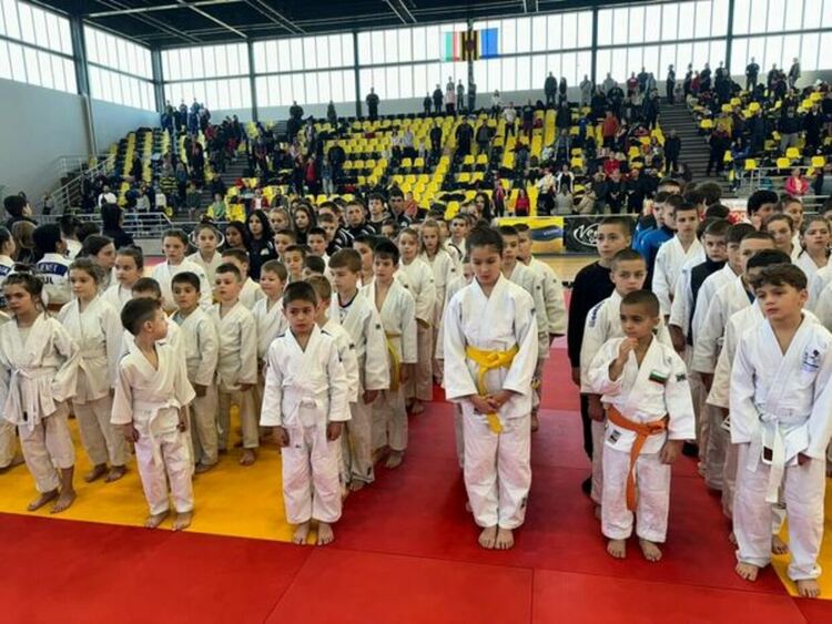 За седми път в зала „Борис Гюдеров“ в Перник се проведе турнирът по джудо за деца „Купа Перун“