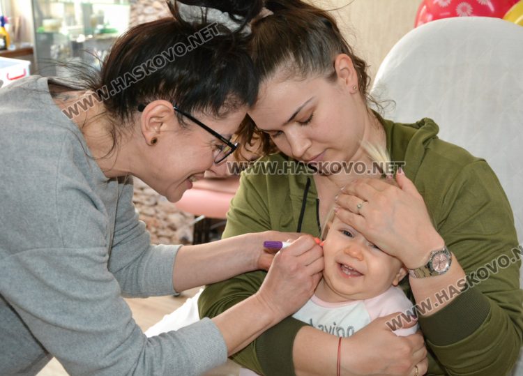 Мария и майка й заедно с козметикът Кристина Бонева