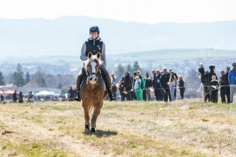 Стотици гости и жители на Радомир присъстваха на конни надбягвания (кушии) по случай Тодоровден