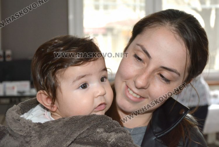 Сълзи и усмивки при пробиването на ушите на Благовещение в Хасково