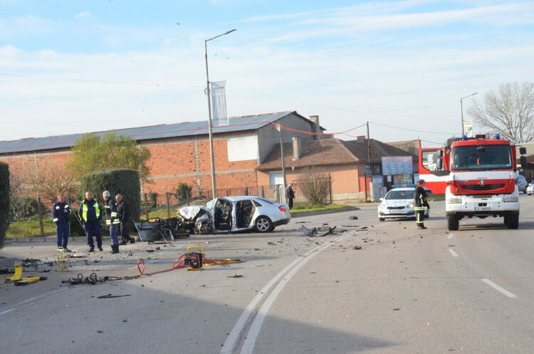 Жена загина, а друга е тежко ранена при катастрофа между две коли
