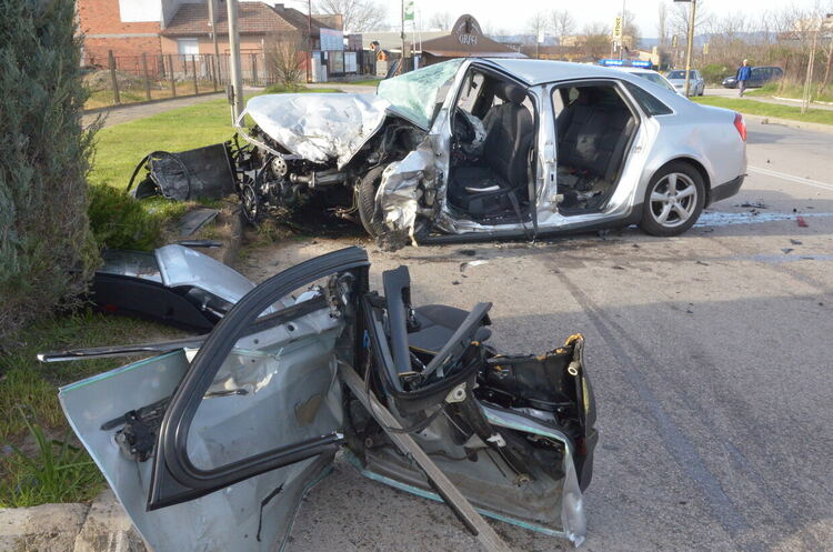 Жена загина, а друга е тежко ранена при катастрофа между две коли