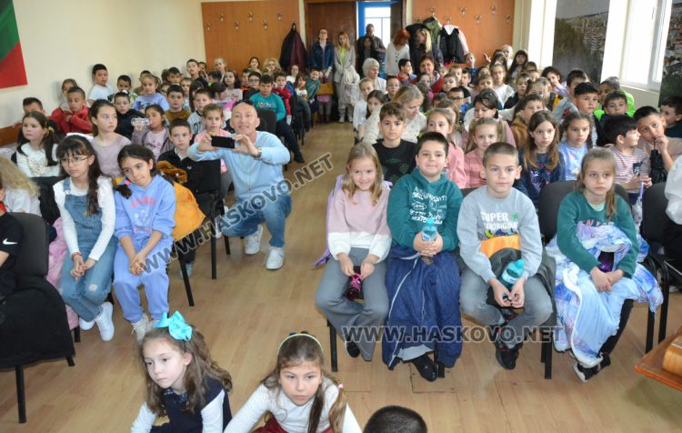 Любими приказни истории големите разказаха на малките в инициативата Маратон на четенето