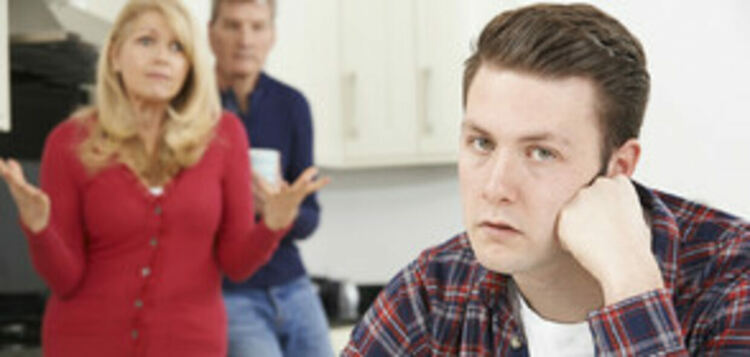 При мама и татко: Българите живеят с родителите си средно до 30 години