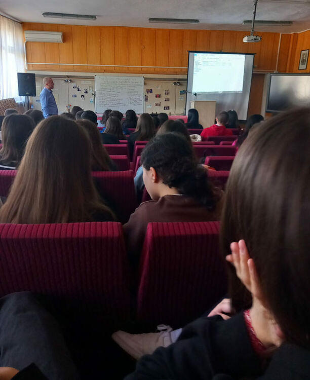 Полицаи от РУ-Крумовград с превантивна кампания в 11 учебни заведения за превенция на употребата на наркотици и тютюнопушенето