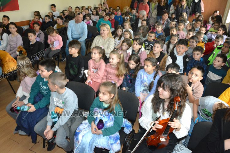 Любими приказни истории големите разказаха на малките в инициативата Маратон на четенето