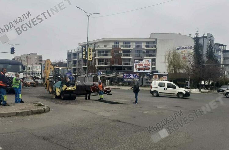 Започна пролетното изкърпване на дупките в Кърджали,началото бе дадено във кв.“Възрожденци“