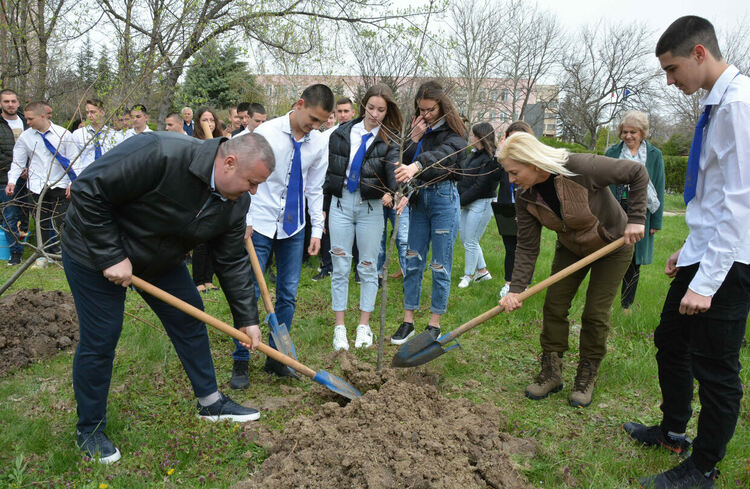 Засадиха Червен американски дъб в Царската гимназия в седмицата на гората