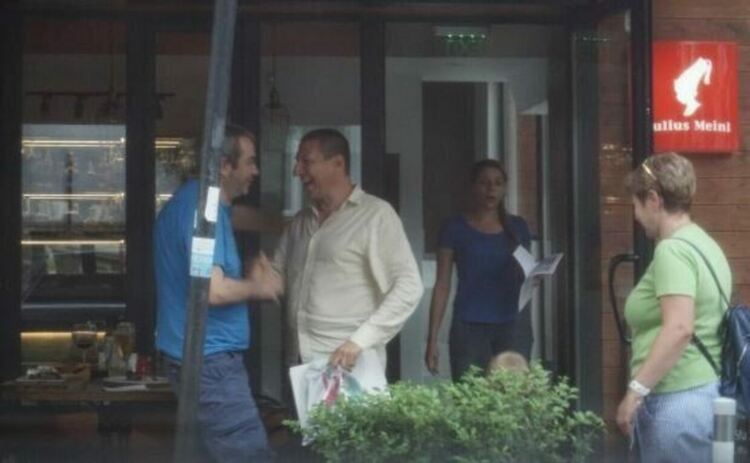 Петьо Петров-Петьо Еврото и Борислав Сарафов пред „Осемте джуджета“.