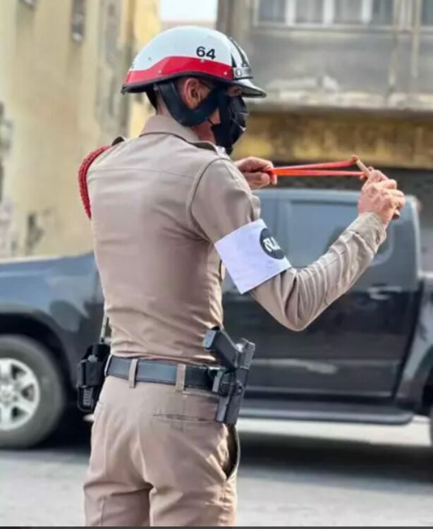 Тревога в тайландския град Лопбури от нахлуващите маймуни в центъра