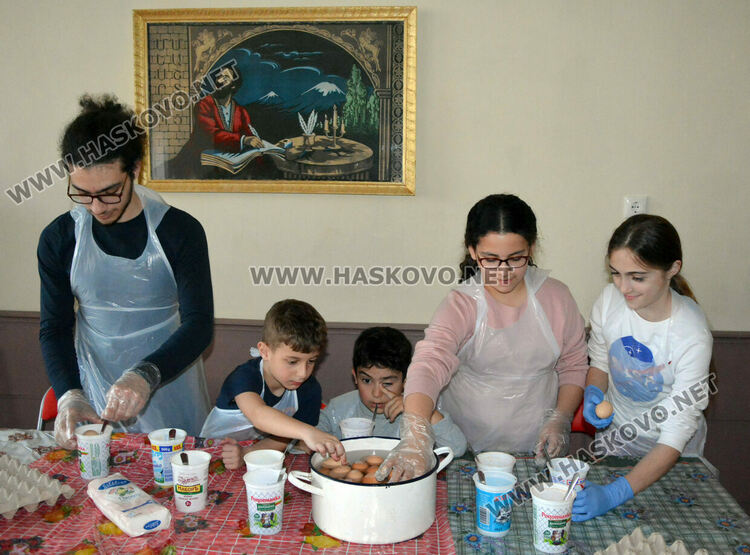 Арменците в Хасково боядисаха яйца за Великден