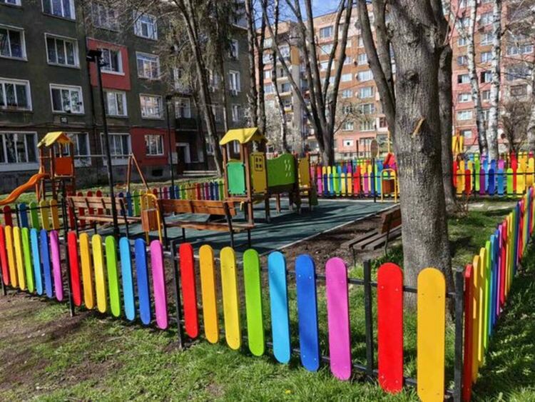 Четири нови детски площадки вече радват най-малките перничани