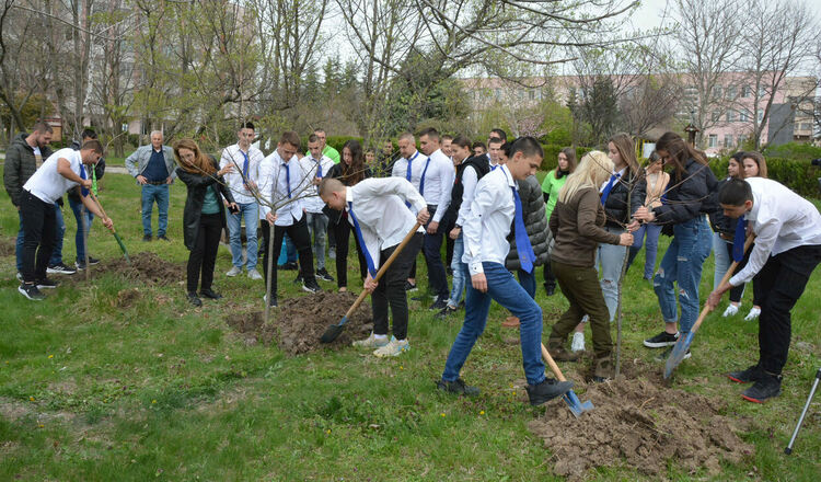 Засадиха Червен американски дъб в Царската гимназия в седмицата на гората