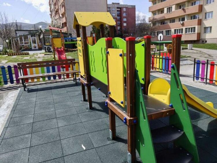 Четири нови детски площадки вече радват най-малките перничани