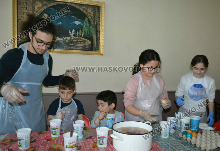 Арменците в Хасково боядисаха яйца за Великден