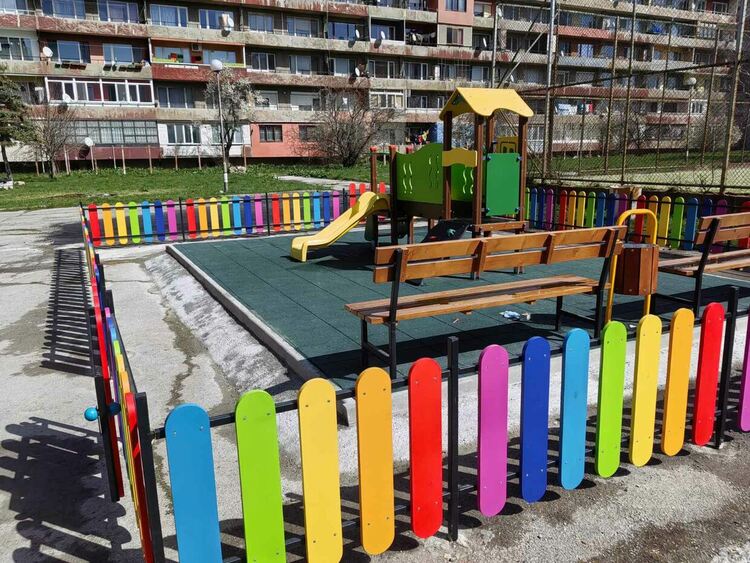 Четири нови детски площадки вече радват най-малките перничани