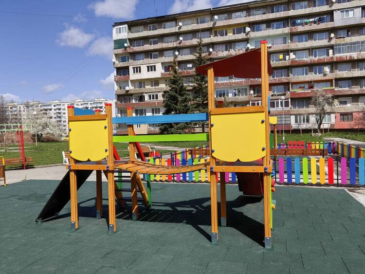 Четири нови детски площадки вече радват най-малките перничани