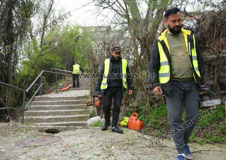 Разчистват храсти около разбитото стълбище край Кърджалийска за обстоен оглед за пропадания 