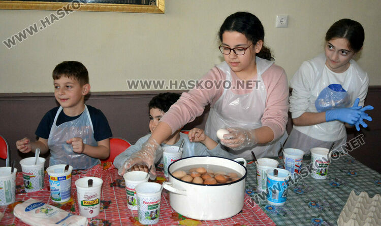 Арменците в Хасково боядисаха яйца за Великден