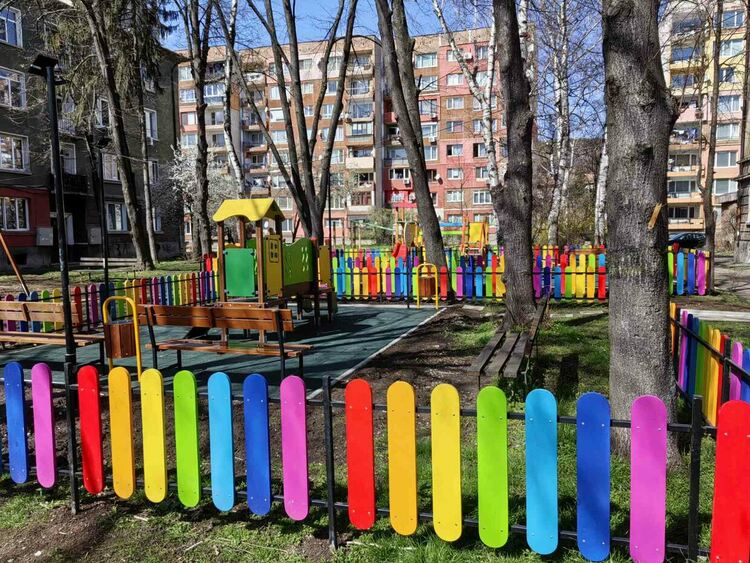 Четири нови детски площадки вече радват най-малките перничани