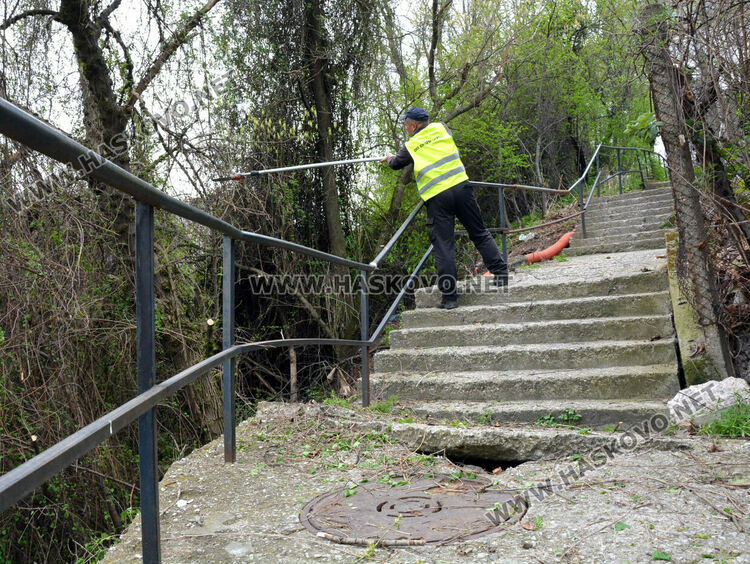 Разчистват храсти около разбитото стълбище край Кърджалийска за обстоен оглед за пропадания 