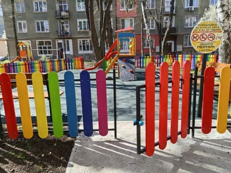 Четири нови детски площадки вече радват най-малките перничани