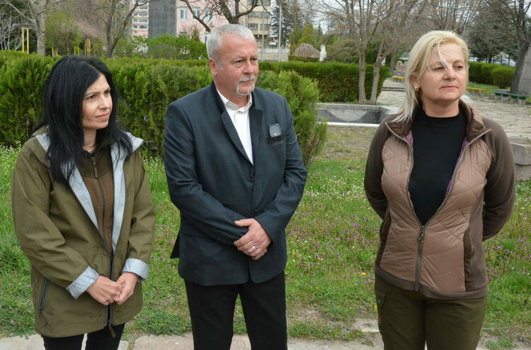 Засадиха Червен американски дъб в Царската гимназия в седмицата на гората