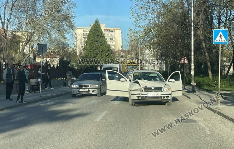 Катастрофа затвори движението на коли край Градската градина, откараха бебе в болницата