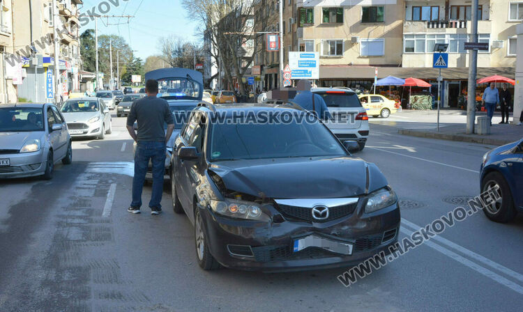 Верижна катастрофа затрудни движението във възлова точка по бул. “Съединение”